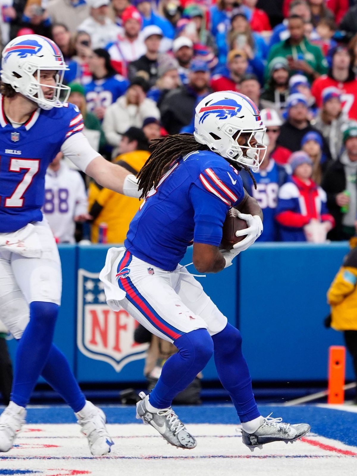 NFL, American Football Herren, USA New York Jets at Buffalo Bills Dec 29, 2024; Orchard Park, New York, USA; Buffalo Bills quarterback Josh Allen (17) hands off the ball to Buffalo Bills running ba...