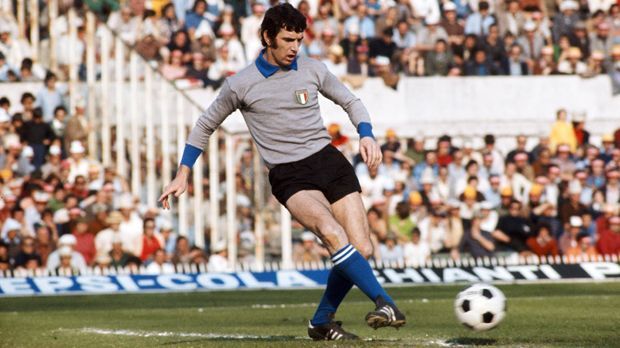 
                <strong>Dino Zoff </strong><br>
                5. Platz: Dino Zoff (73) war von 1968 bis 1983 italienischer Nationaltorwart. Auch er spielte die längste Zeit seiner Fußballerkarriere bei Juventus Turin (1972–1983) und hält immer noch den Rekord als ältester Torhüter der jemals eine Weltmeisterschaft gewann - im Jahr 1982 im Alter von 40 Jahren. Das hat auch Tim Wiese beeindruckt.
              