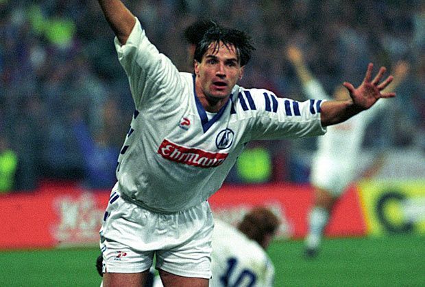 
                <strong>Karlsruher SC - FC Valencia (1:3/7:0)</strong><br>
                Eine unvergessliche Sternstunde erlebt der Karlsruher SC in der 2. Runde des UEFA-Cups 1993/94 gegen den FC Valencia. Mit 7:0 schießt der KSC die Spanier aus dem Wildparkstadion und macht die 1:3-Hinspielpleite wett. Matchwinner ist vier Toren Edgar "Euro-Eddy" Schmitt.
              