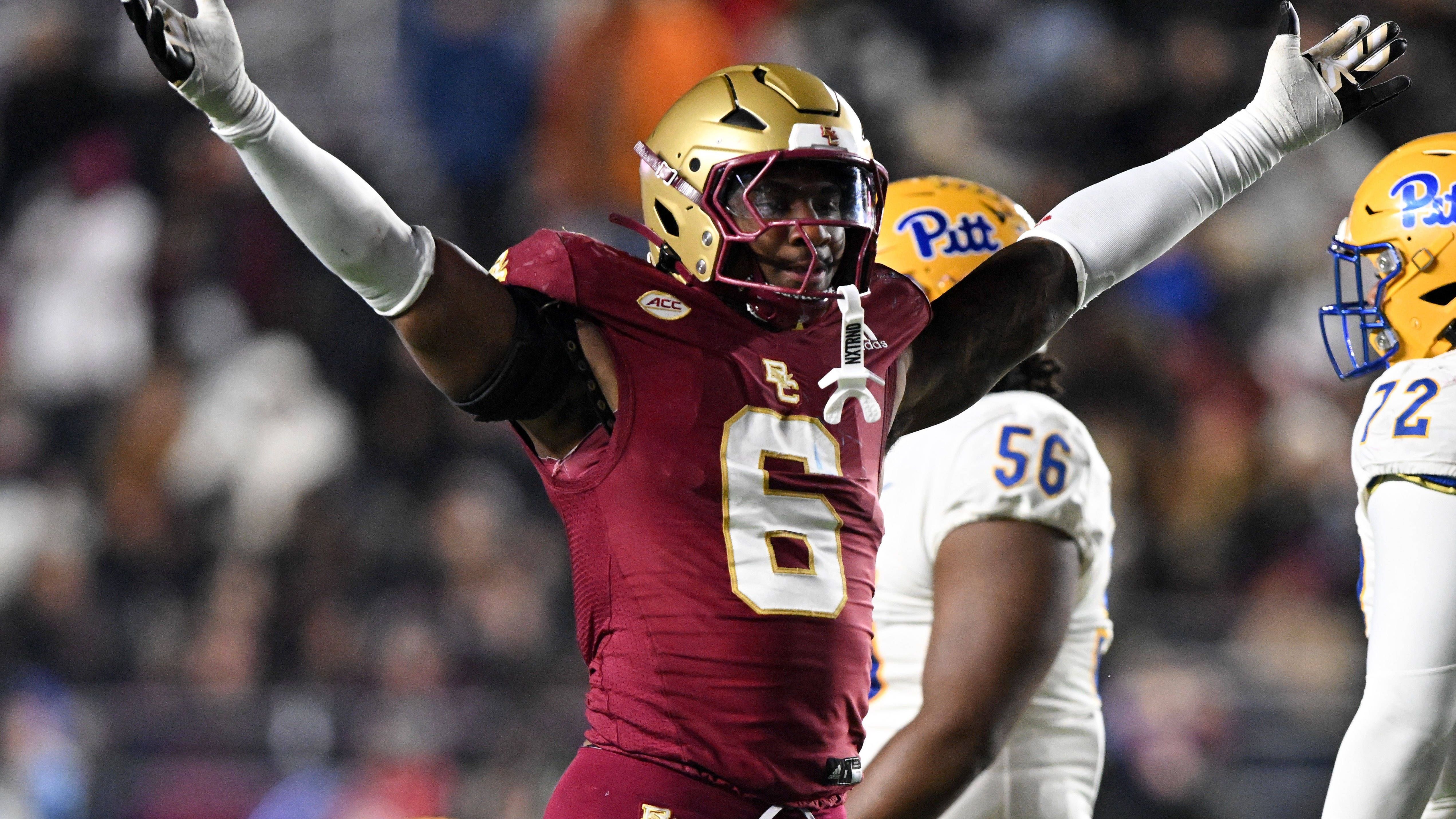 <strong>29. Pick: <a target="_blank" data-li-document-ref="487614" href="https://www.ran.de/sports/-487614">Washington Commanders</a> - EDGE Donovan Ezeiruaku (Boston College Eagles)</strong><br>Die Commanders setzen ebenfalls auf einen Edge Rusher. Die Defensive Line von Washington zerfiel über die letzten Jahre. Donovan Ezeiruaku soll eines der neuen Gesichter der Defensive der Commanders werden.