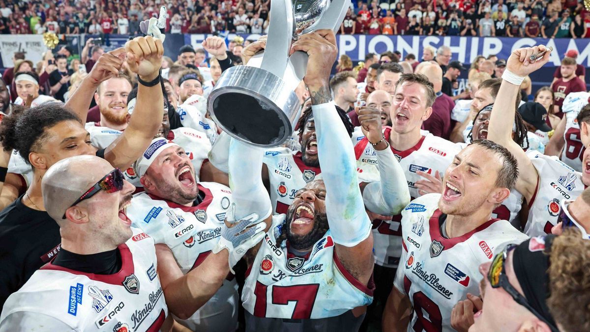 European League of Football Finale - Rhein Fire gegen Vienna Vikings, 22.09.2024 Jadrian Clark(Rhein Fire) gewinnt den Cup und wird MVP - European League of Football Finale - Rhein Fire gegen Vienn...