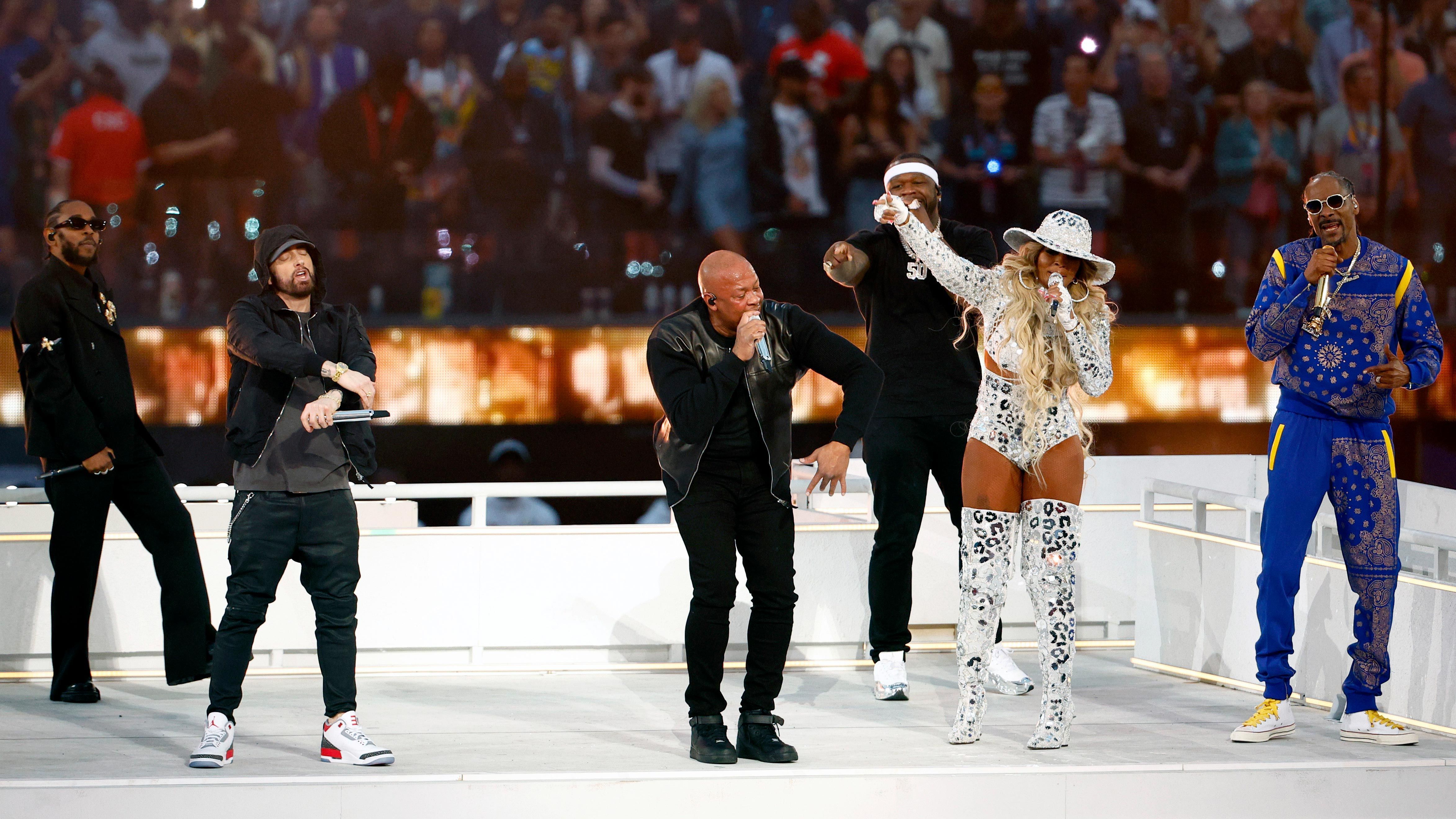 <strong>2022: Rap-Legenden um Eminem, Dr. Dre und Snoop Dogg</strong><br>
                Die NFL setzte bei der Halbzeit-Show im Super Bowl LVI auf ein Ensemble an Rap-Stars. Dr. Dre trat mit&nbsp;Snoop Dogg, Eminem, Kendrick Lamar und Mary J. Blige auf. Die Künstler produzierten in ihrer Karriere unzählige Hits, gewannen 43 Grammys und lieferten am 13. Februar 2022 im SoFi Stadium in Los Angeles eine einzigartige Show.
