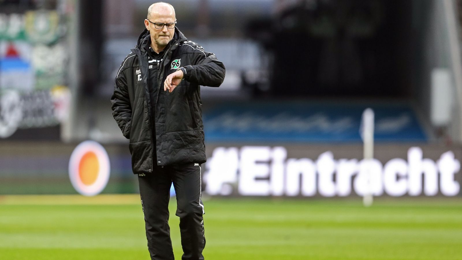 
                <strong>Thomas Schaaf (Hannover 96)</strong><br>
                Bei Werder Bremen prägte Thomas Schaaf eine unglaublich erfolgreiche Ära, bei Eintracht Frankfurt lief es dann schon nicht mehr so rund und bei Hannover 96 von Januar bis April 2016 sogar katastrophal schlecht. Unter dem für seine offensive Fußball-Philosophie bekannten Schaaf kamen die 96-Kicker überhaupt nicht in Tritt und so blieb das Engagement des einstigen Bundesliga-Profis bei den Niedersachsen ein unglückliches Intermezzo. Nur elf Pflichtspiele lang durfte Schaaf in Hannover arbeiten, dabei kam für die Bremer Ikone ein indiskutablen Punkteschnitt von 0,27 pro Spiel zustande. So war es wenig verwunderlich, dass Schaaf Anfang April, nach einer 0:3-Heimpleite gegen den Hamburger SV, abgelöst wurde. Unter Nachfolger Daniel Stendel wurde es jedoch nicht wirklich erfolgreicher, Hannover stieg unter dem Ex-96-Stürmer anschließend in die 2. Bundesliga ab.
              