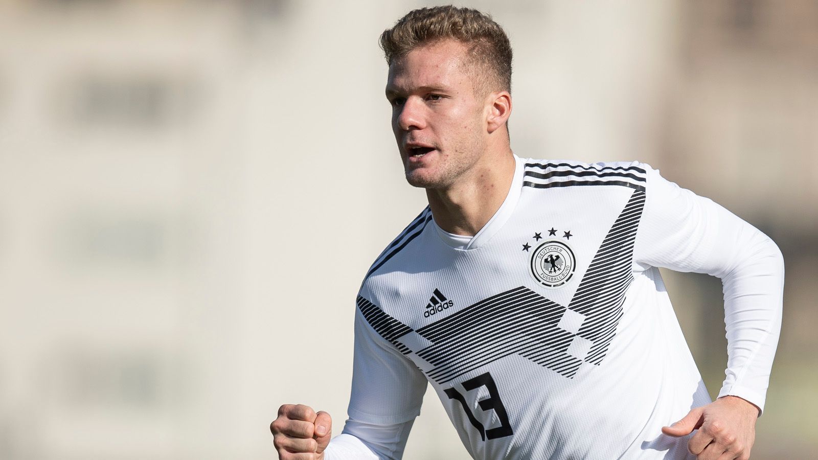 
                <strong>Eric Hottmann</strong><br>
                Position: SturmAlter: 19 JahreVerein: VfB StuttgartU19-Länderspiele: 3/2 ToreProfispiele: Noch keine Bundesliga- oder Zweitligaspiele
              