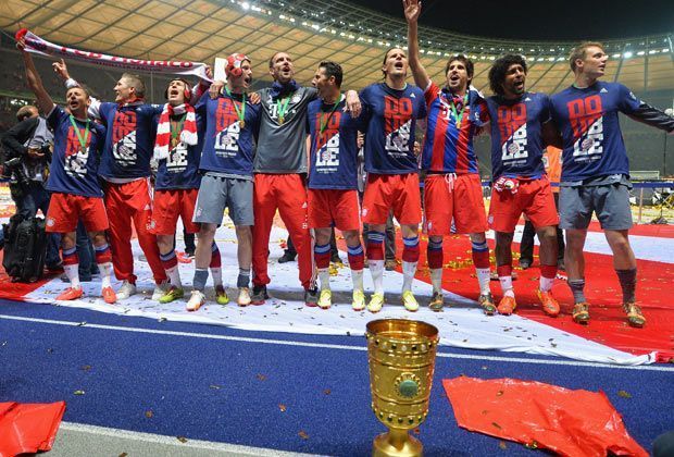 
                <strong>Zehntes Double: So feiern die Bayern</strong><br>
                Double-Shirts übergestreift, Pokal vor die Kurve und los geht das Feiern mit den Fans.
              