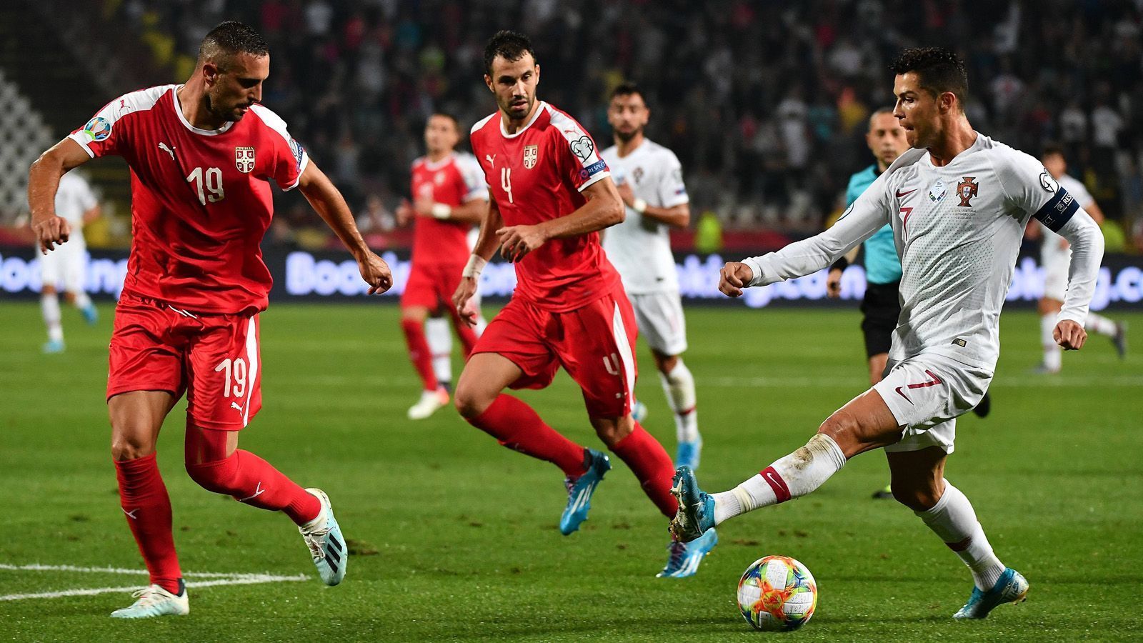 
                <strong>Gruppe B</strong><br>
                In Gruppe B steht die Ukraine bereits als Gruppenerster fest (19 Punkte). Um den begehrten zweiten Platz streiten sich Portugal (11) und Serbien (10) im Fernduell, wobei die Portugiesen aktuell die Nase knapp vorne haben. Die Portugiesen bekommen es mit Litauen und Luxemburg zu tun, die Serben mit der Ukraine und ebenfalls Luxemburg.
              