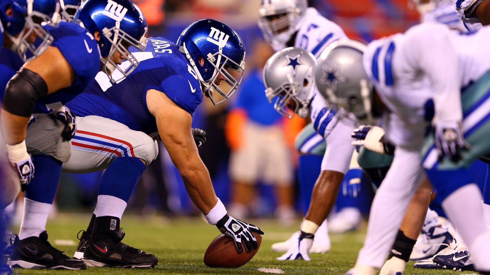 
                <strong>2012 im MetLife Stadium: Dallas Cowboys @ New York Giants 24:17</strong><br>
                2012 wurde der Auftakt in Woche eins statt am Donnerstag an einem Mittwoch ausgetragen, auch da hatte der Titelverteidiger das Nachsehen. Die New York Giants verloren gegen die Dallas Cowboys mit 17:24, Tony Romo glänzte mit 307 Passing Yards und drei Touchdowns (bei einer Interception).
              