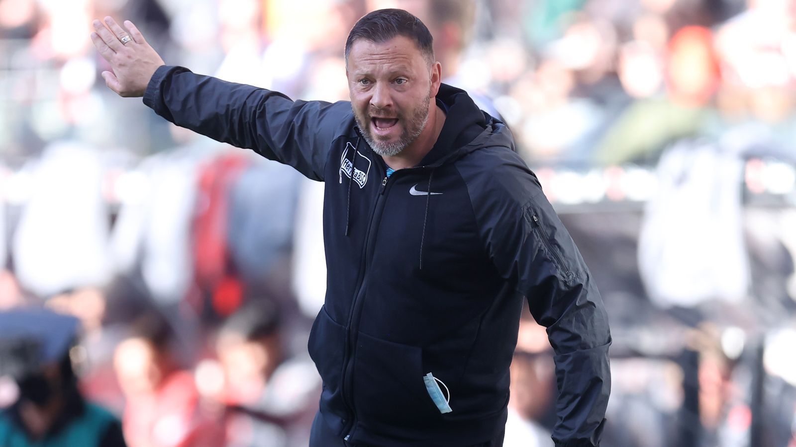 
                <strong>Pal Dardai (Hertha BSC)</strong><br>
                Ebenfalls seine zweite Cheftrainer-Ära erlebt derzeit Pal Dardai bei "seiner" Hertha. Der Ungar, mit 286 Einsätzen Bundesliga-Rekordspieler der Berliner, kam im Januar 2021 zurück auf Herthas Trainerbank, nachdem das Experiment mit Jürgen Klinsmann kapital in die Hose ging. Seitdem konnte er die Berliner zwar etwas stabilisieren, aber die Hertha ist trotz der Investor-Millionen von Lars Windhorst weit davon entfernt, der gewünschte "Big-City-Club" zu werden. Dardais erste Cheftrainer-Ära bei der Hertha dauerte von Februar 2015 bis Juni 2019.
              