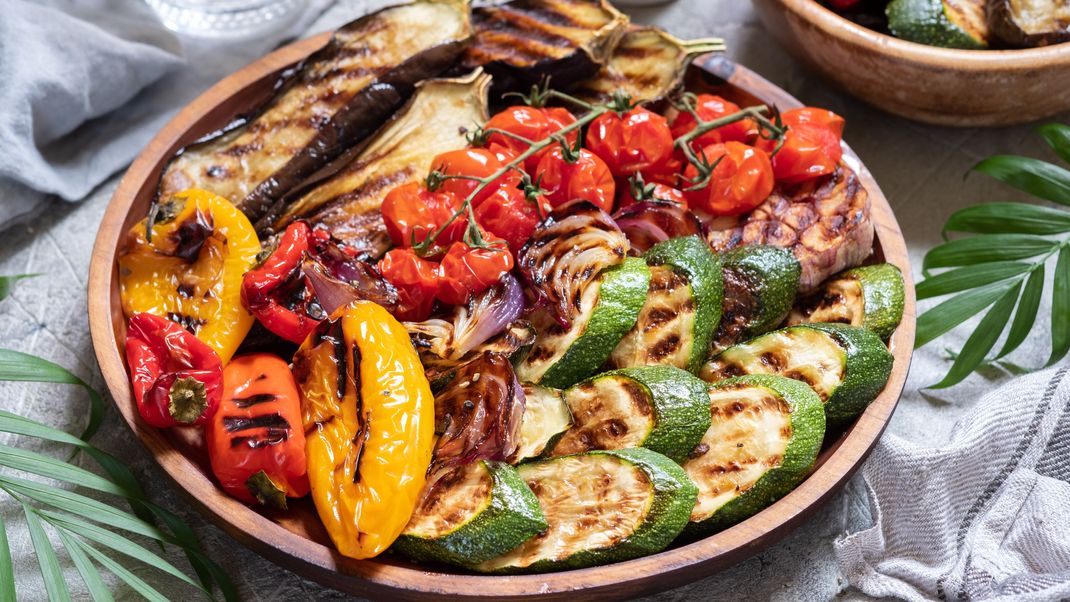 Solo oder zum saftigen Steak: Grillgemüse muss einfach mit auf den Grill.