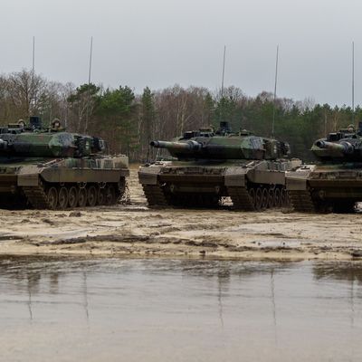 Kampfpanzer der Bundeswehr vom Typ Leopard 2 A7V fahren über den Truppenübungsplatz in Munster.