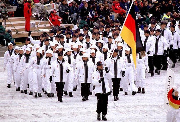 
                <strong>1998 in Nagano: Jochen Behle</strong><br>
                In klassischem Schwarz-Weiß-Look führte der deutsche Skilangläufer Jochen Behle die deutsche Mannschaft während der Eröffnungsfeier in Nagano (Japan) an. Deutschland wurde bei den Olympischen Winterspielen 1998 mit insgesamt 29 Medaillen die erfolgreichste Nation.
              