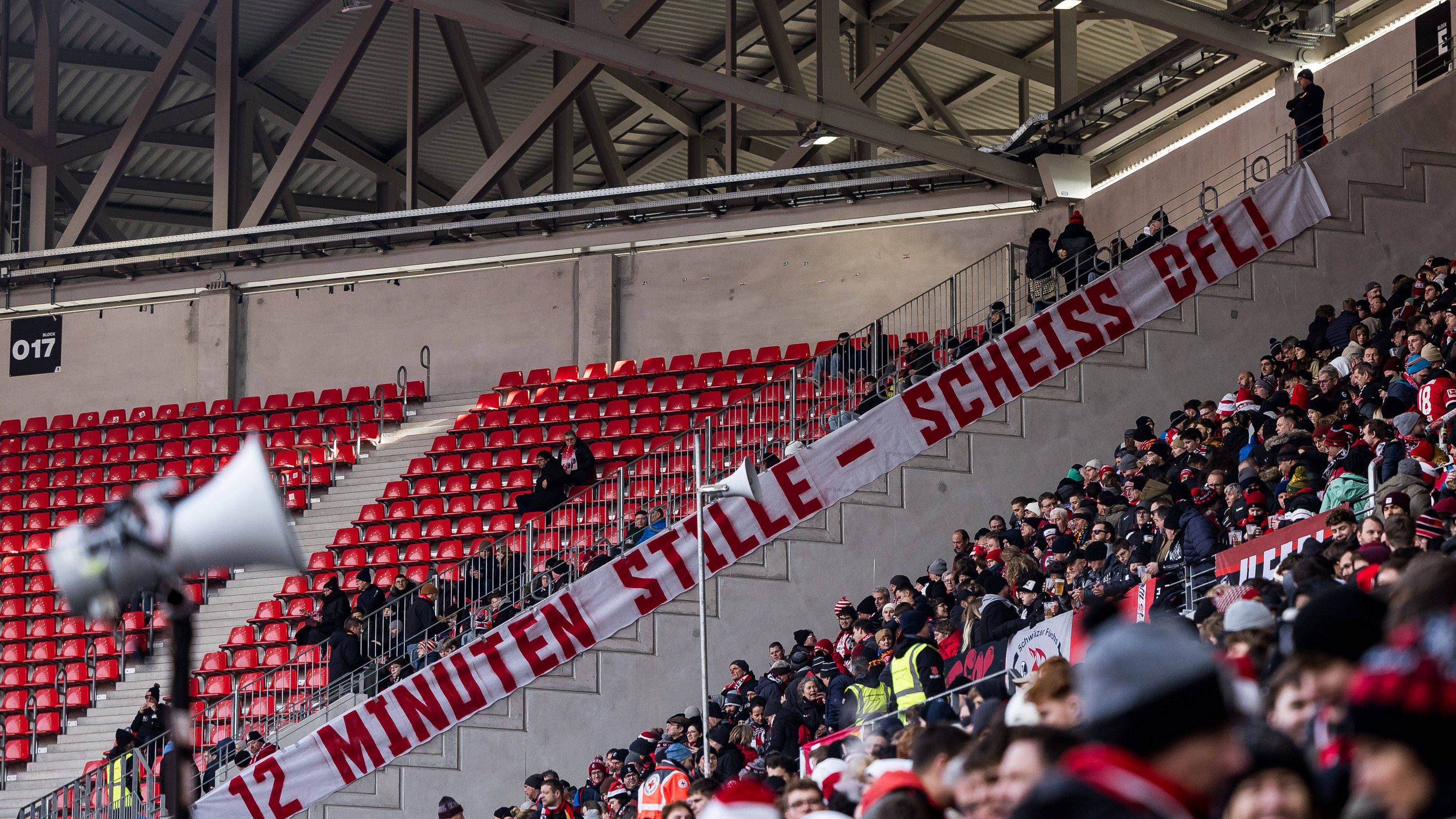 <strong>Fan-Proteste gegen DFL auch in Freiburg</strong><br>In beiden Fan-Kurven wurden zuvor zusätzlich mehrere Plakate ausgerollt. "12 Minuten Stille - Scheiss DFL!", stand am Rand der heimischen Freiburger Südtribüne. Kurz vor Anpfiff war im Gästeblock zu lesen: "Wir werden kein Teil eures Deals sein! Scheiss DFL!" Alle anderen Flaggen und Zaunfahnen in den Fanblocks blieben zunächst eingerollt und waren erst nach der 12. Minute zu sehen.