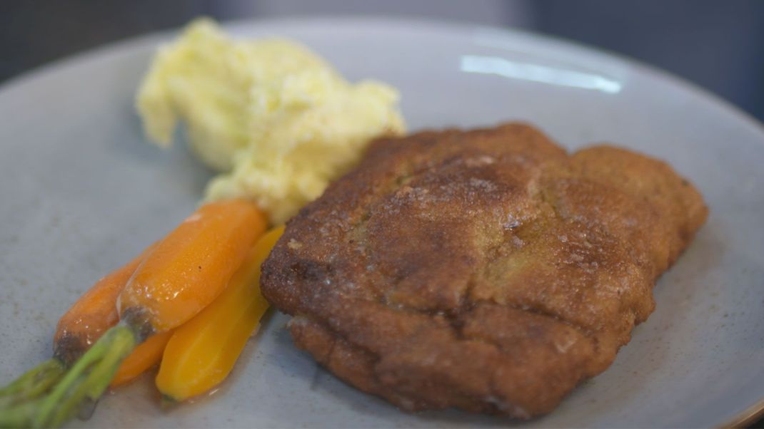 Cordon bleu mit Kartoffelpüree und glasierten Möhren