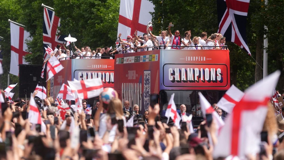 Die Lionesses auf ihrem Partybus