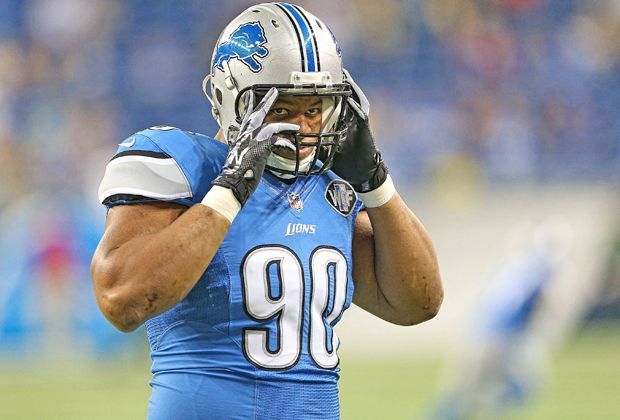 
                <strong>Ndamukong Suh</strong><br>
                Der Mega-Deal ist perfekt! Ndamukong Suh wechselt von den Detroit Lions zu den Miami Dolphins. Damit wird der Defensive Tackle anscheinend zum bestbezahlten Defensiv-Spieler aller Zeiten. Laut "nfl.com" soll Suh für sechs Jahre satte 114 Millionen Dollar kassieren.
              