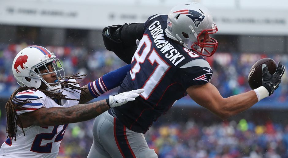 
                <strong>Rob Gronkowski</strong><br>
                Rob Gronkowski stellt in Week 8 einen neuen Patriots-Rekord auf! Der 27-Jährige erzielt gegen die Bills seinen 69. Touchdown für die Franchise. Damit überholt Gronk den bisherigen Pats-Rekordhalter Stanley Morgan, mit dem er sich zuvor Rang eins teilen musste. 67 der 69 Gronkowski-Touchdowns resultieren übrigens aus einem Zuspiel von Quarterback Tom Brady.
              