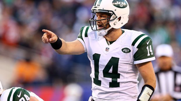 
                <strong>Ryan Fitzpatrick (New York Jets)</strong><br>
                Ryan Fitzpatrick, Quarterback (New York Jets): Vom Backup zum Starter zur Führungsfigur der Jets. Fitzpatrick ist nicht der Gunslinger, der Quarterback mit vielen Passing Yards, viel mehr der Gamemanager. Das beweisen auch die Zahlen. Er taucht nicht einmal unter den Top 15 der meistgeworfenen Yards auf. Er ordnet das Angriffsspiel, setzt die Running Backs in Szene - und macht aus den Jets einen Playoff-Kandidaten. Und alles nur wegen einer Kabinenprügelei zwischen dem eigentlichen Starter Geno Smith und IK Enemkpali.
              