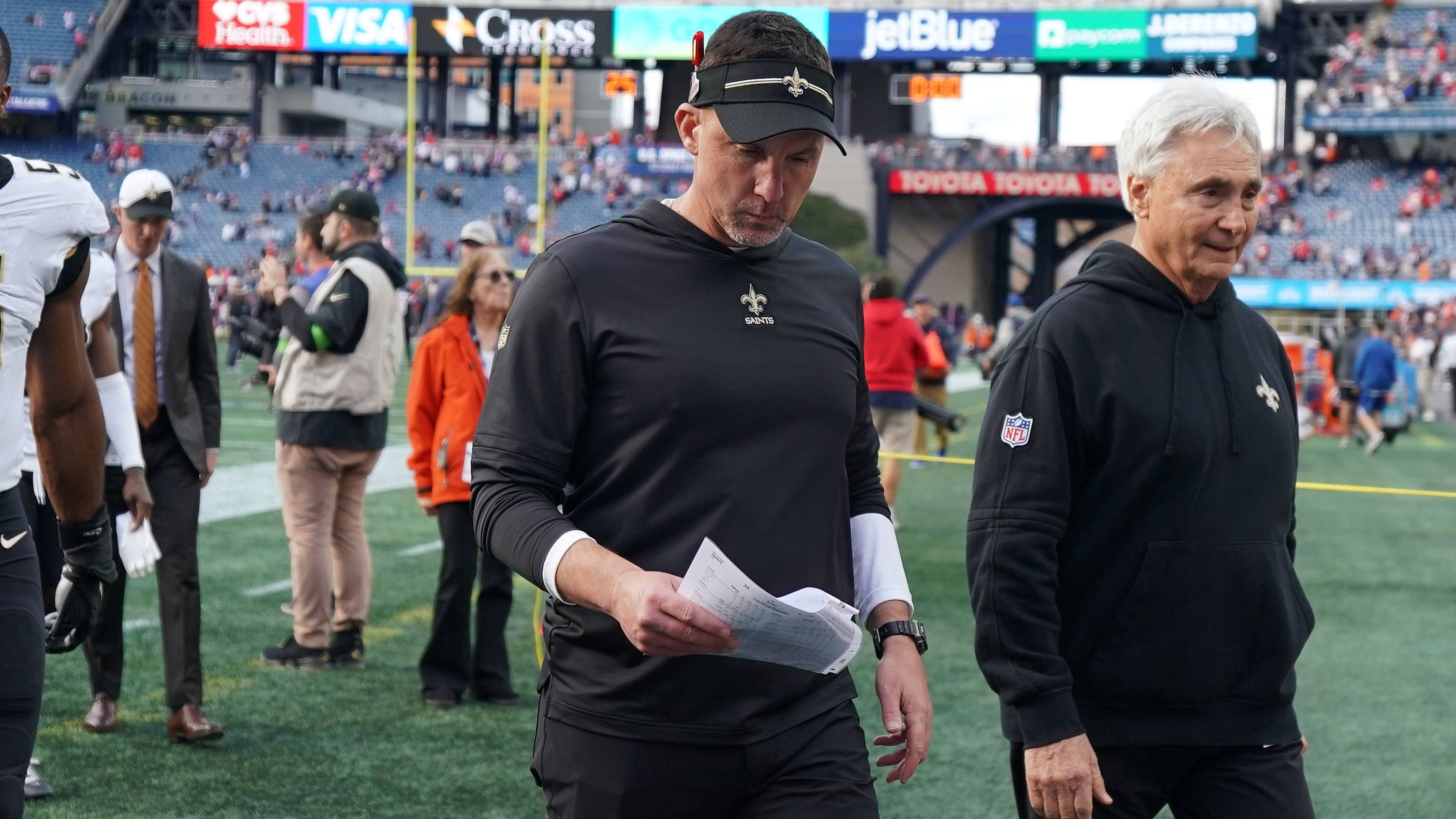 <strong>Gewinner: Dennis Allen (New Orleans Saints)</strong><br>Das 34:0 bei den New England Patriots ließ die Kritiker jedoch erst einmal verstummen. Die zuvor lahmende Offense der Saints machte wenig Fehler und die Defense lieferte einen Shutout, erstmals seit 2016 bleibt New England ohne eigene Punkte. Zudem ist Allens Defense eine absolute Macht. Auch, wenn es nur gegen harmlose Patriots ging.