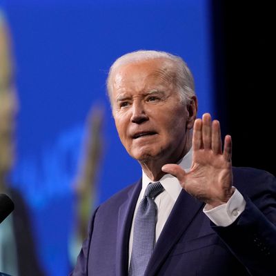 In einem Statement seines Leibarztes hieß es, Biden zeige zunächst nur milde Symptome der Infektionskrankheit. 