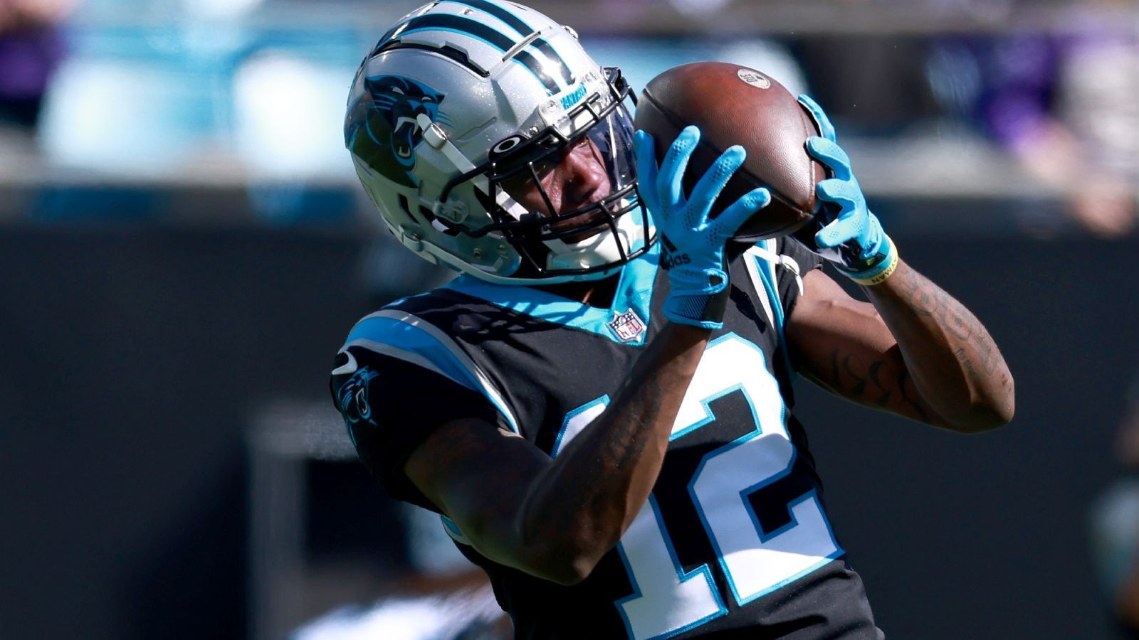 
                <strong>Carolina Panthers (NFC South): Shi Smith</strong><br>
                Bei den Carolina Panthers waren in der vergangenen Saison nicht die Wide Receiver das Problem, sondern die Quarterbacks, die sie zu selten trafen. Dementsprechend sehen die Statistiken von Receiver Shi Smith aus seinem Rookie-Jahr mit 104 Yards und null Touchdowns auch eher mau aus. Allerdings halten die Panthers große Stücke auf den Sechstrunden-Pick von 2021. Durch gute Leistungen im Special Team empfahl sich Smith für mehr Snaps in der Offense.
              