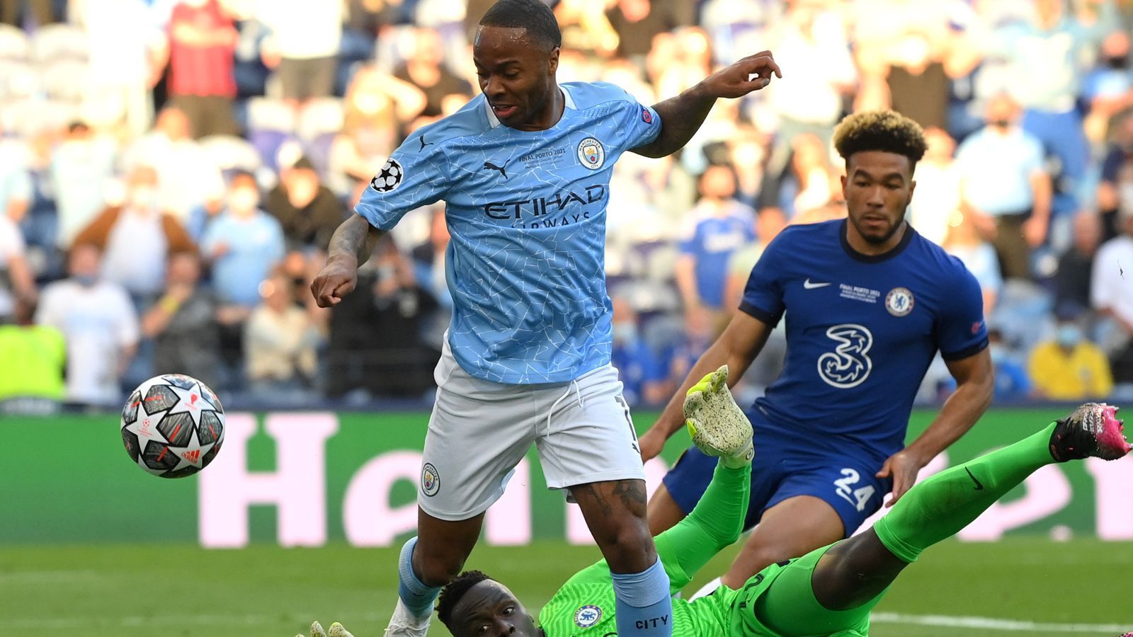 
                <strong>Raheem Sterling</strong><br>
                Hat nach sieben Minuten die erste Halbchance, schon nach wenigen Minuten hat sich Chelsea-Verteidiger Reece James aber auf ihn eingestellt. Kann in der Folge eigentlich nie seinen enormen Geschwindigkeitsvorteil ausspielen und wird so in der 76. Minute für Sergio Agüero ausgewechselt. ran-Note: 4
              