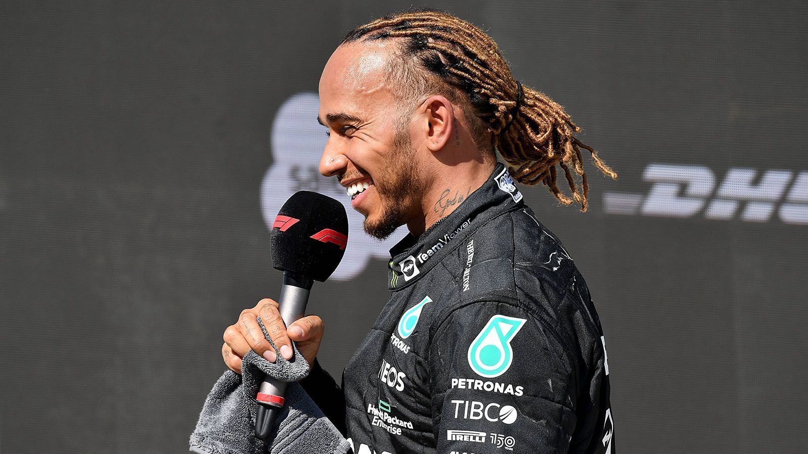 
                <strong>Gewinner: Lewis Hamilton</strong><br>
                Viel zu lachen hatte Lewis Hamilton in dieser Saison bisher nicht. In Kanada, wo er vor 15 Jahren seinen ersten Sieg holte, liefert der Brite eine seiner besten Leistungen in diesem Jahr ab. Das Qualifying beendet der siebenmalige Weltmeister auf Platz vier. Die Rennpace des Mercedes war deutlich besser als in den vergangenen Wochen. Mit einer guten Leistung fährt Hamilton zum zweiten Mal in dieser Saison auf das Treppchen und meldet sich im Kreis der erweiterten Podiumskandidaten zurück. "Ein unglaubliches Gefühl", resümiert der 37-Jährige nach dem Rennen.
              