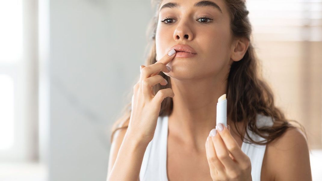 Lippenpflege ist das A und O – bevor ihr zu Cremen, Salben und Medikamente greifen müsst, achtet auf ausreichend feuchtigkeitsspendende Pflege!