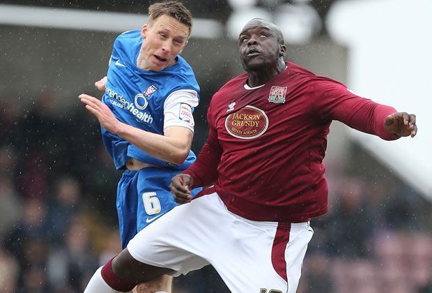 
                <strong>Adebayo Akinfenwa</strong><br>
                Körperlich ist gegen den Hünen kein ein Kraut gewachsen, wie auch sein Gegenspieler hier zu spüren bekommt.
              