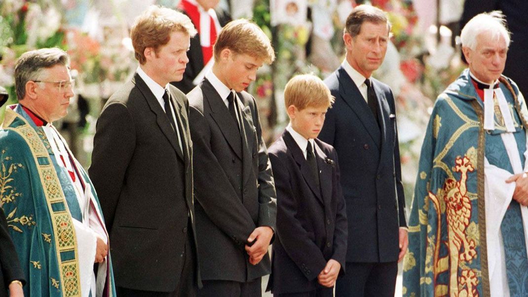 Herzschmerzen, die sicherlich nicht größer sein könnten – wie ging es William und Harry bei und nach der Beerdigung ihrer Mutter?