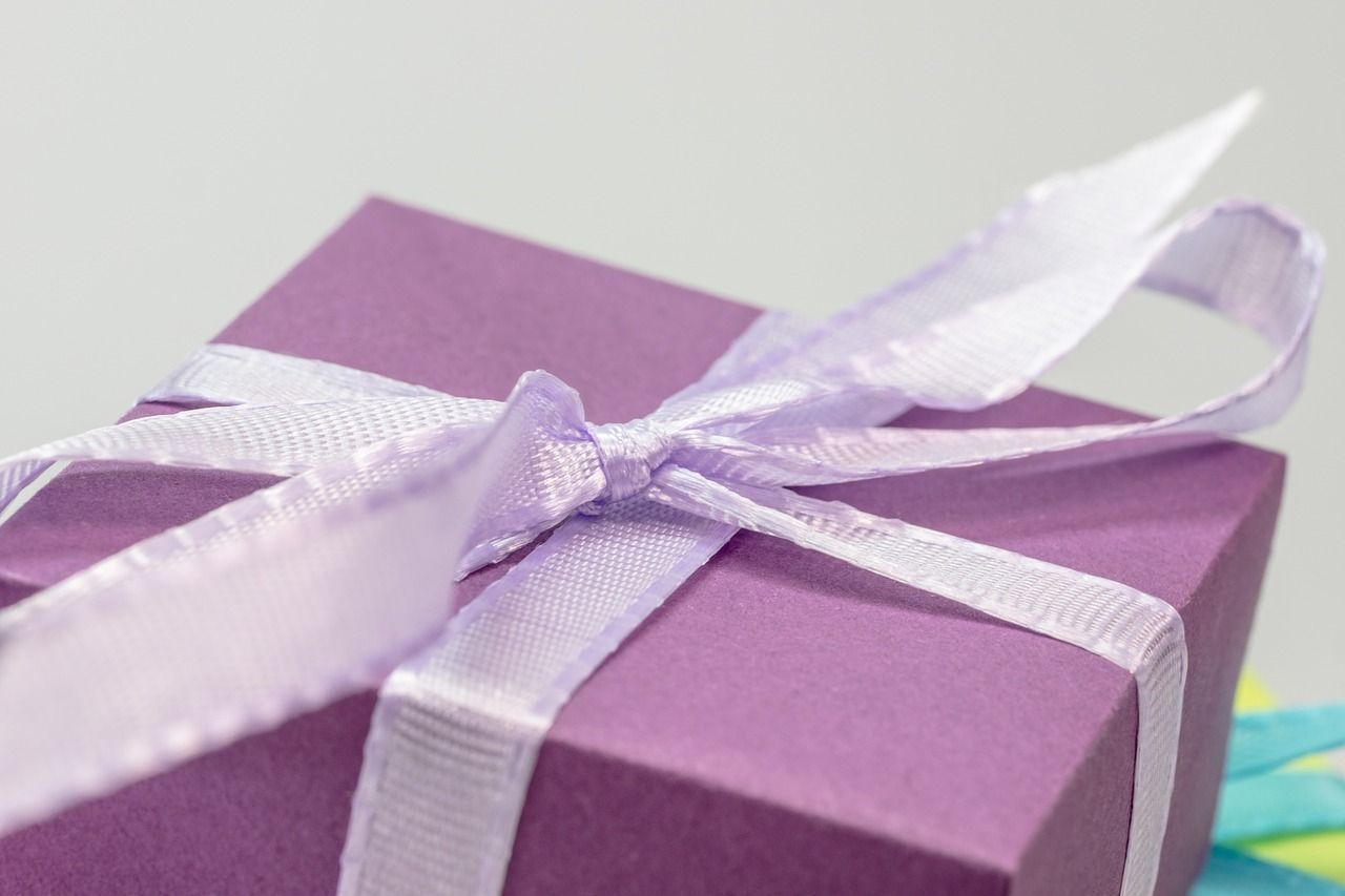 Ein selbst gemachtes und hübsch verpacktes Geschenk zum Muttertag zeigt, wie sehr Ihnen an Ihrer Mutter gelegen ist.