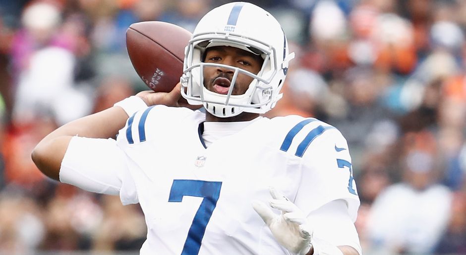 
                <strong>Indianapolis Colts</strong><br>
                Kommen wir zu den Indianapolis Colts, die immerhin 2-6 stehen und QB Andrew Luck (Schulter) auf die Injured Reserved List setzten. Die Colts brauchen unbedingt einen starken Running Back, auch um Luck oder den aktuell startenden Jacoby Brissett zu entlasten. So stark der bereits hier mehrfach gehandelte Barkley ist, einen First-Overall-Pick für einen RB hergeben - das gab es zuletzt 1995 (Ki-Jana Carter / Cincinnati). Sollten die Colts also lieber eine andere Position verstärken wollen, dann sollte der beste verfügbare Pass Rusher im Draft genommen werden. Das wäre Defensive Back Bradley Chubb (North Carolina State). In sieben Spielen kommt der College-Spieler auf 6,5 Sacks und 13 Tackles for loss. Neben einem starken Pass Rusher, wäre eine Verpflichtung für die Offensive Line sicherlich clever. Ein Name, an dem sie dabei nicht vorbeikommen, wäre Mike McGlinchey (Notre Dame). Er kann Left und Right Tackle spielen - und das auch noch gut!
              