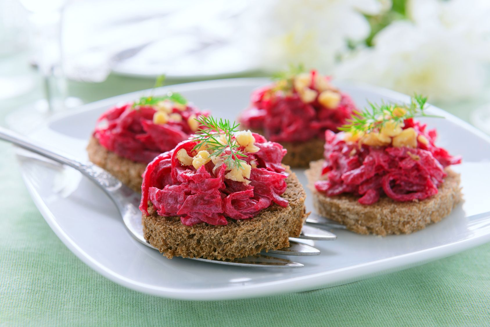 Rote-Bete-Salat schmeckt auch hervorragend auf Brot – probieren Sie es aus.