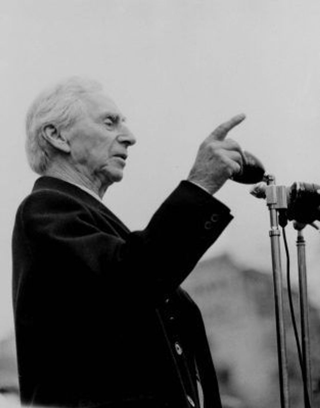 Bertrand Russell war Zeit seines Lebens politisch aktiv. Im 1. Weltkrieg verbüßte er eine Gefängnisstrafe.