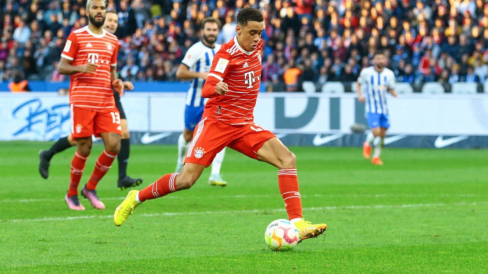 
                <strong>Jamal Musiala (FC Bayern München)</strong><br>
                In der aktuellen Verfassung ist am Bayern-Youngster wohl auch für Hansi Flick kein Vorbeikommen. Gegen Hertha BSC erzielt der 19-Jährige sein achtes Saisontor für die Bayern. Kein Spieler beim Rekordmeister traf in dieser Bundesliga-Saison häufiger. Außerdem ist er damit hinter Niclas Füllkrug der zweitbeste deutsche Torschütze der Liga.
              