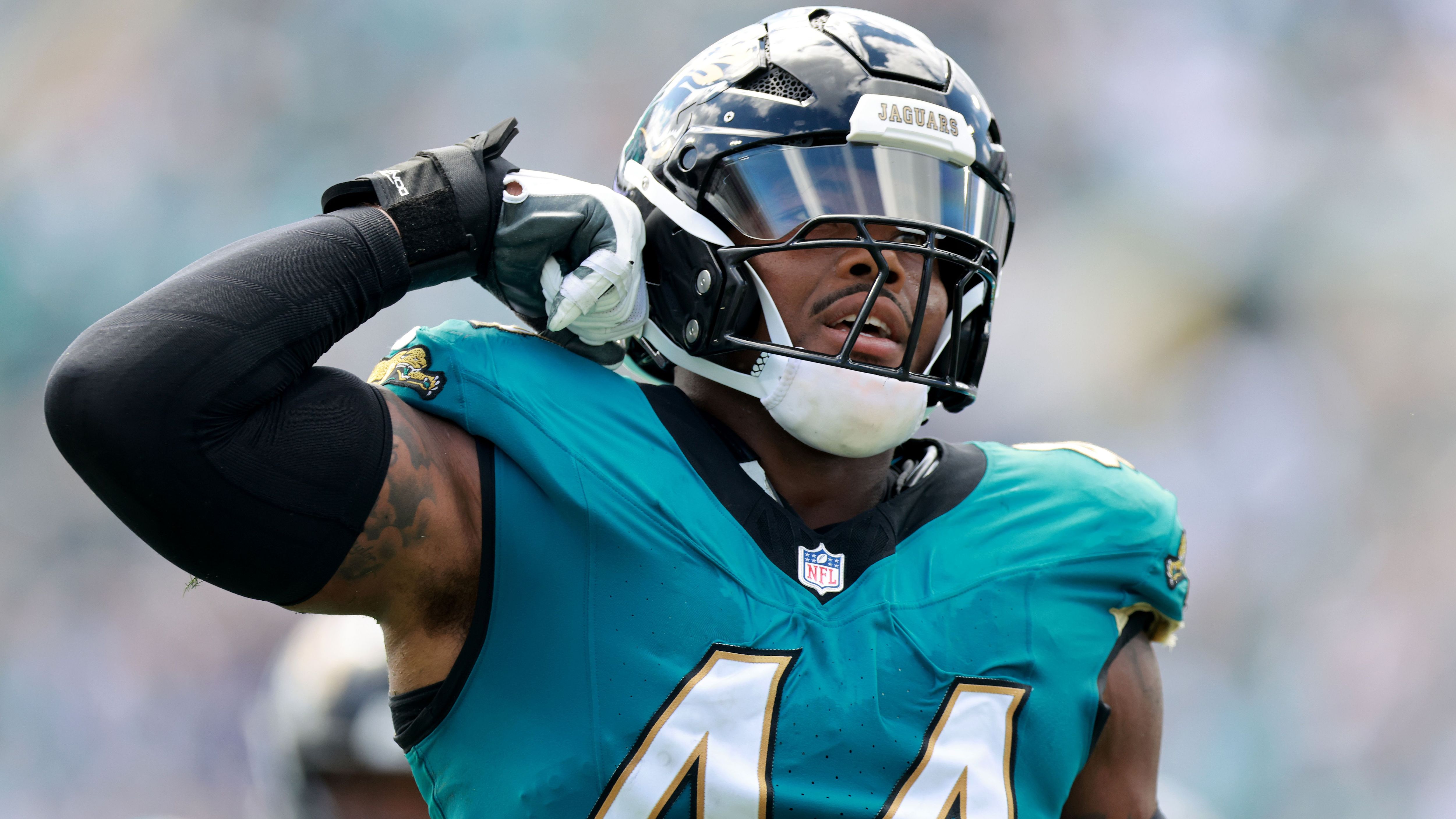 <strong>Travon Walker (Jacksonville Jaguars)</strong><br>Bittere Nachricht für die Jaguars: Pass Rusher Travon Walker zog sich beim Sieg gegen die 49ers eine Verletzung am Handgelenk zu und musste am Montag operiert werden. Beinahe unglaublich aber: Walker könnte exakt eine Woche danach im Monday Night Game gegen die Chiefs trotzdem auflaufen. Head Coach Liam Coen teilte mit, der Nummer-1-Pick von 2022 werde von Tag zu Tag evaluiert.