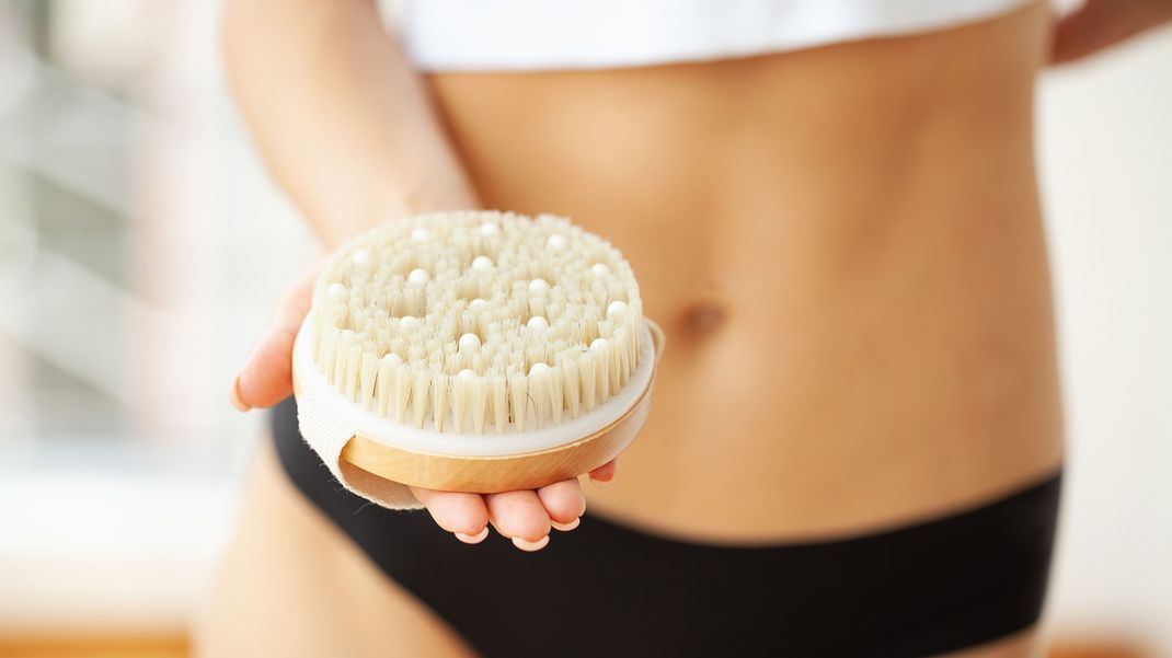 Trockenbürsten oder Dry Brushing soll bei Cellulite helfen.