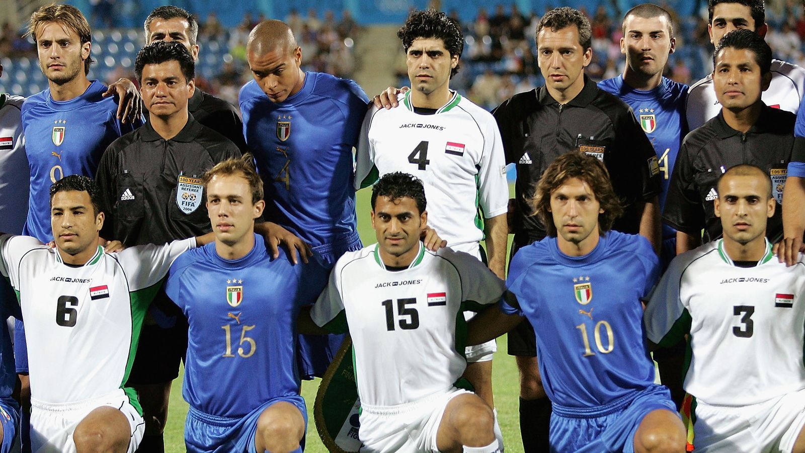 
                <strong>Der Irak sorgt für Furore</strong><br>
                Auch 2004 in Athen gewann Argentinien Gold dank des entscheidenden Tores von Carlos Tevez im Finale gegen Paraguay. Bemerkenswert war bei dem Olympischen Turnier aber vor allem, dass der Irak ins Halbfinale einzog. Der krasse Außenseiter musste sich dort Paraguay mit 1:3 geschlagen geben und verlor dann das Spiel um Bronze knapp mit 0:1 gegen Italien. Vor dem Spiel posierten beide Mannschaften gemeinsam für ein Erinnerungsfoto.
              