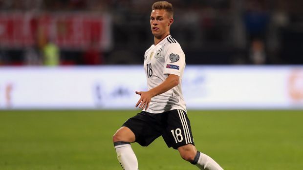 
                <strong>Joshua Kimmich (FC Bayern München)</strong><br>
                Vier Jahre nach dem WM-Triumph von Rio mit Philipp Lahm, geht Deutschland auch in Russland mit einem Weltklasse-Rechtsverteidiger ins Endrunden-Turnier: Joshua Kimmich. Der 23-Jährige ist bei den Bayern und in der Nationalmannschaft längst gesetzt und zwar zu Recht. Defensiv ist er bärenstark und in der Offensive durch seine Vorstöße vor allem bei den Gegnern gefürchtet - das bekam zuletzt Real Madrid im Halbfinale der Champions League zu spüren.
              