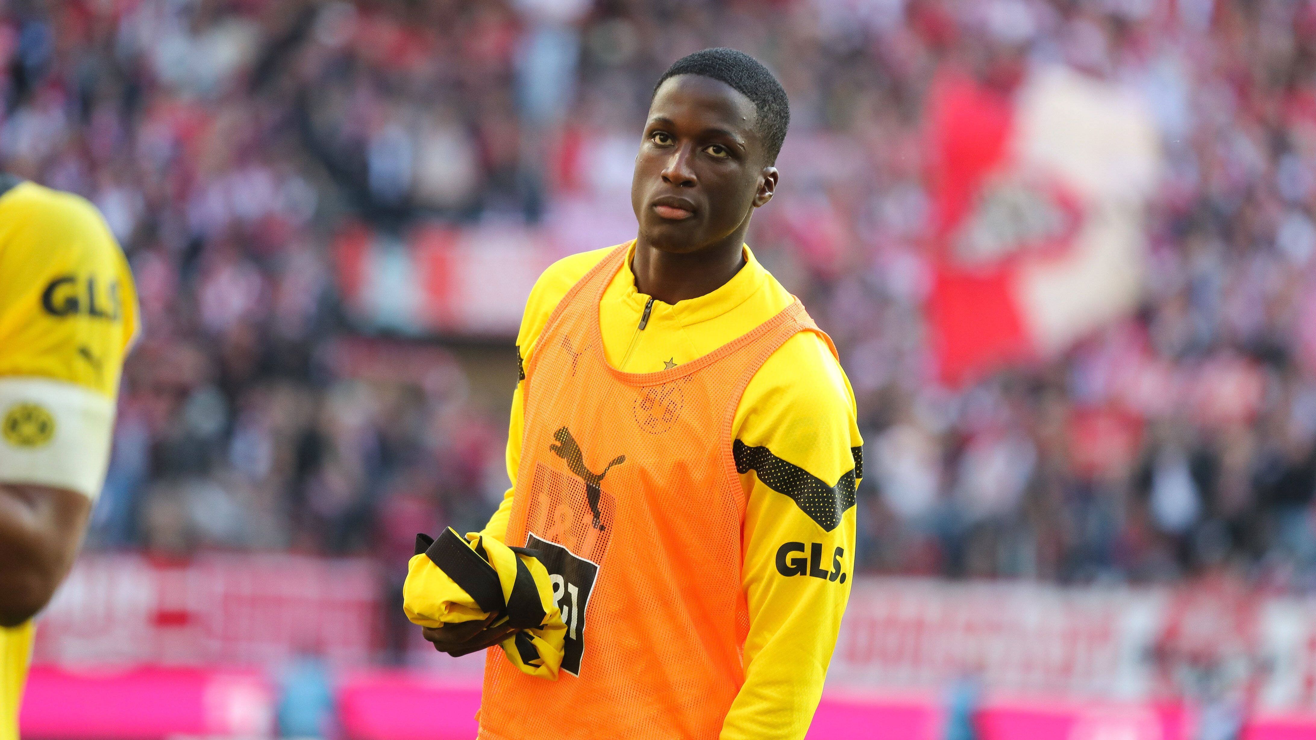 <strong>Soumaïla Coulibaly</strong><br> 2021 wechselte Soumaïla Coulibaly zum BVB. Seitdem fehlt noch der Durchbruch. Vergangenen Sommer wurde er dann an Royale Antwerpen verliehen. Dort war er Stammspieler, bis ihn eine Beinverletzung ausbremste. Die BVB-Verantwortlichen dürften mit einem Lächeln auf die Entwicklung des 20-Jährigen schauen. Er wird <strong>wohl eingeplant</strong> sein.