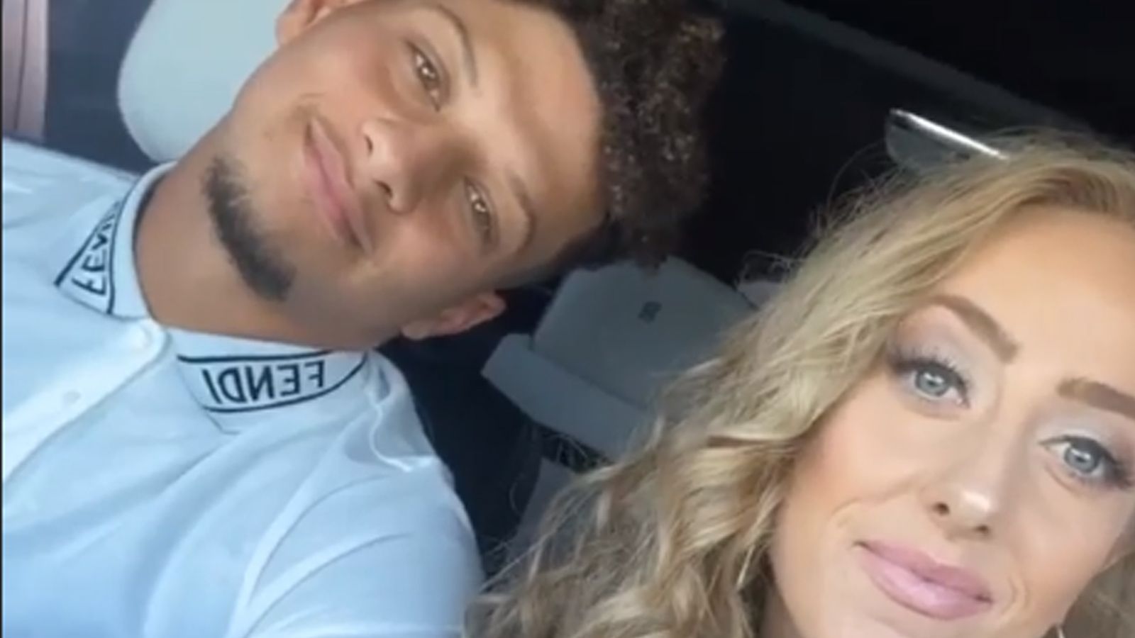 
                <strong>Patrick Mahomes und Brittany Matthews: Die Verlobung in Bildern</strong><br>
                Der 1. September war gleich aus mehreren Gründen ein besonderer Tag. Nicht nur, weil die Trainer und Spieler der Kansas City Chiefs im Arrowhead Stadium ihre Super-Bowl-Ringe in Empfang nehmen durften. Es war auch der 25. Geburtstag von Brittany Matthews, der langjährigen Freundin von Patrick Mahomes. Dass es auch der Tag ihrer Verlobung sein würde, konnte Matthews allerdings noch nicht ahnen, als die beiden sich mit dem Auto auf dem Wege zum Stadion machten.  
              