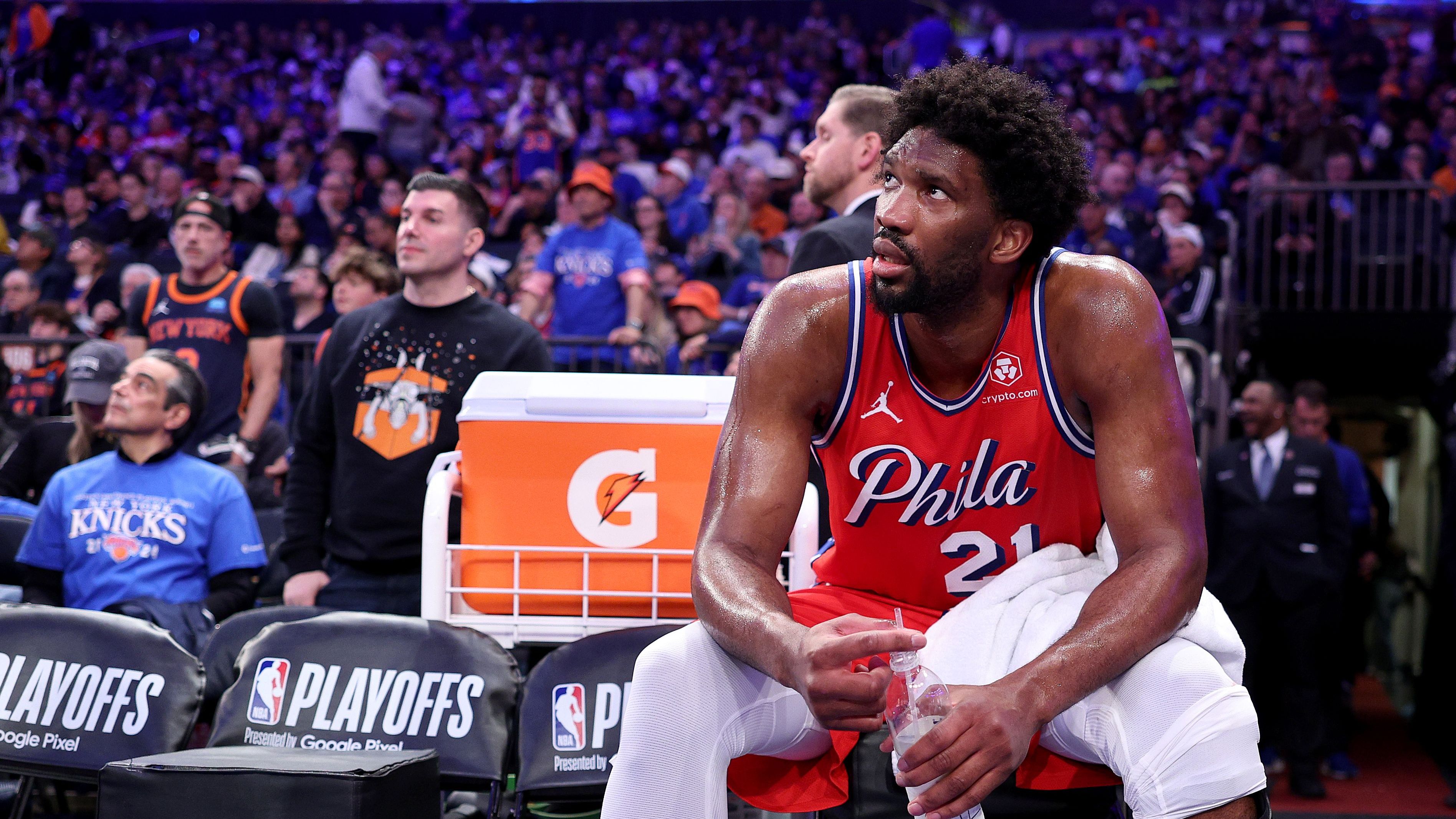 <strong>All-NBA First Team: Joel Embiid (Philadelphia 76ers)</strong><br>Obwohl Embiid in der ersten Runde gegen die Knicks ausschied, spielte der MVP von 2023 außerordentlich gute Playoffs. Und das, obwohl er offensichtlich verletzt war. Am Ende lag es nicht an dem Center, dass die 76ers die Serie verloren. Seine Stats: 33,0 Punkte, 10,8 Rebounds, 5,7 Assists, 1,2 Steals und 1,5 Blocks.