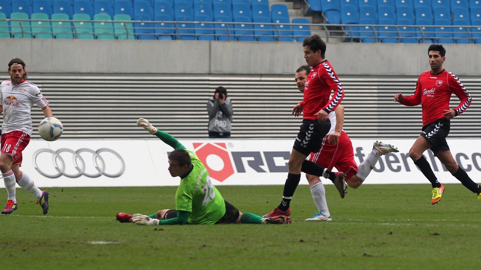 
                <strong>SV Wilhemshaven (Saison 2011/12): Sechs Punkte abgezogen</strong><br>
                Aufgrund eines Streits bezüglich einer Ausbildungsentschädigung, die der SV Wilhelmshaven über Jahre nicht zahlen wollte, kam es in der Saison 2011/12 zu einer ersten Bestrafung. Der DFB zog dem Regionalligisten sechs Punkte ab. Der Hintergrund: Wilhelmshaven weigerte sich strikt dagegen, 150.000 Euro an Ausbildungsentschädigung für Sergio Sagarzazu an dessen argentinische Ex-Klubs River Plate und Atletico Excursionistas zu bezahlen. 
              