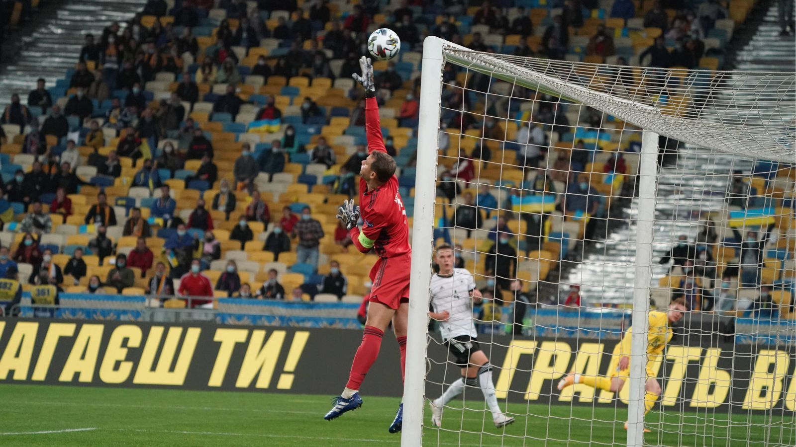 
                <strong>Manuel Neuer</strong><br>
                Der Kapitän präsentiert sich sehr aufmerksam und ist stets die Ruhe selbst - auch als zwei Ukrainer bei einem Rückpass auf ihn zustürmen. Rückt auch mal in die Rolle des Liberos auf. Beim Elfmeter von Malinoskyi zum 1:2 machtlos. Als einziger DFB-Profi ohne Fehl und Tadel. ran-Note: 2
              