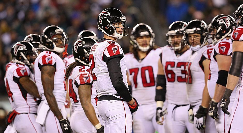 
                <strong>Platz 7: Atlanta Falcons</strong><br>
                Trotz einiger Probleme 2017 waren die Falcons vom Playoff-Sieg in Philadelphia nur einen Red-Zone-Catch entfernt. Viel fehlt also nicht zum Super-Bowl-Team aus der Vor-Vorsaison. Wird die Offense mit dem Scheme von Coordinator Steve Sarkisian im zweiten Jahr vertrauter, darf sich Quarterback Matt Ryan über die Qual der Wahl freuen. Freeman und Coleman sind immer noch ein brandgefährliches Running-Back-Duo. Neben Wide Receiver Julio Jones lauert künftig auch noch Erstrundenpick Calvin Ridley mit Routinier Mohamed Sanu. Hinzu kommt eine größtenteils junge Defense, die sich auch nach den Abgängen von den Linemen Adrian Clayborn und Dontari Poe gut präsentieren, vielleicht sogar steigern wird.
              