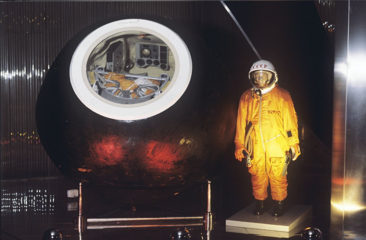 Hier siehst du Juri Gagarins Raumanzug, mit dem er 1961 als erster Mensch überhaupt ins All flog. Der SK-1 war ebenfalls ein "weicher" Raumanzug. Die ikonische orange Farbe des wasserdichten Anzugs sollte eventuelle Rettungsversuche erleichtern, falls der Kosmonaut eine Fallschirmlandung durchführen musste. 
