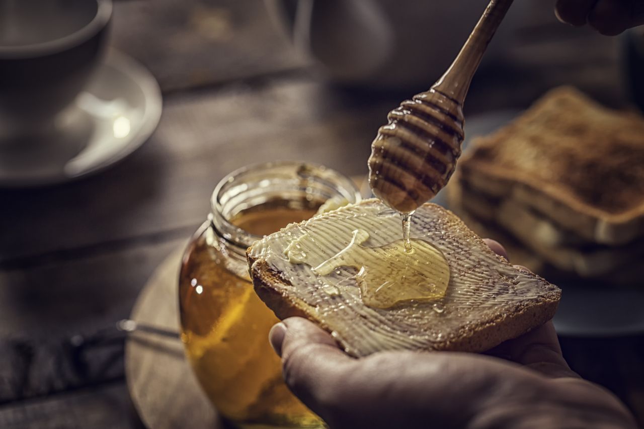 Honig kommt je nach Sorte auf rund 300 Kilokalorien. Im Vergleich zu Zucker enthält er jedoch einige Mineralstoffe, Vitamine und Eiweiße. Denn Zähnen schadet er genauso wie Zucker.