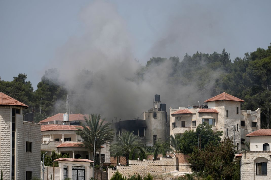 Rauch steigt während einer israelischen Militäroperation in der Stadt Dschenin im Westjordanland auf. 