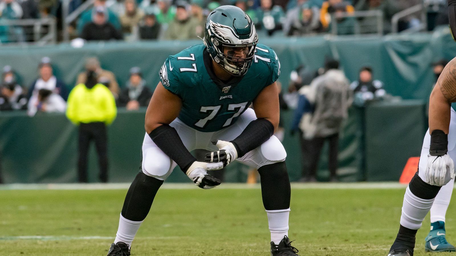 
                <strong>Andre Dillard (Philadelphia Eagles)</strong><br>
                Der Starting-Left-Tackle der Philadelphia Eagles hat sich im Training den Bizeps gerissen und wird wohl die komplette Saison ausfallen. Wie Adam Schefter bei "ESPN" berichtet, wird sich Dillard wohl auch einer Operation unterziehen müssen. Als möglicher Ersatz für den Erstrundenpick des vergangenen Jahres könnte der 38 Jahre alte Routinier Jason Peters fungieren. 
              