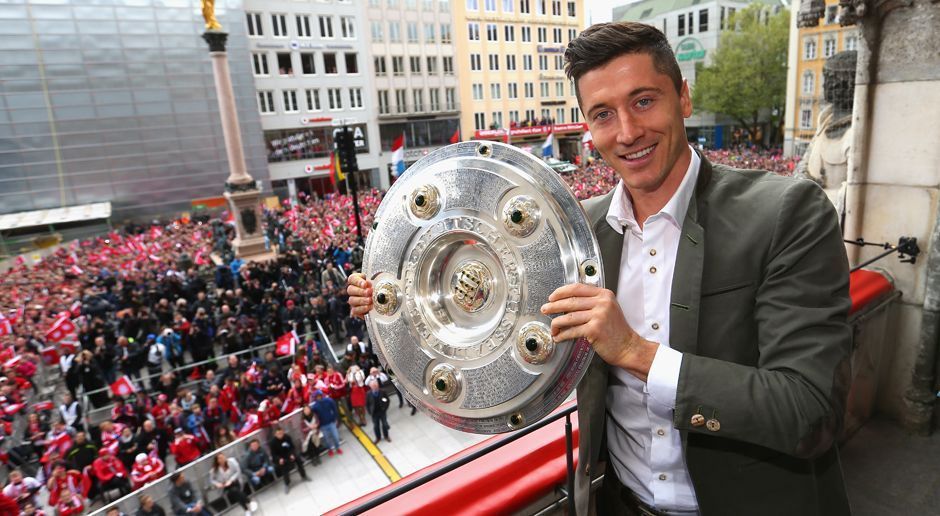 
                <strong>2014 - Robert Lewandowski zum FC Bayern München (ablösefrei)</strong><br>
                Dass Lewandowski zweimal in dieser Liste auftaucht, unterstreicht sein außergewöhnliches Standing. Da der BVB auf seine Qualität 2013/14 nicht verzichten wollte, nahm er in Kauf, ihn eine Saison später ohne Ablöse an die Bayern zu verlieren. In inzwischen drei Spielzeiten beim FCB weist er eine noch stärkere Torquote als in Dortmund auf. 140 Torbeteiligungen in 147 Spielen sprechen für sich.
              