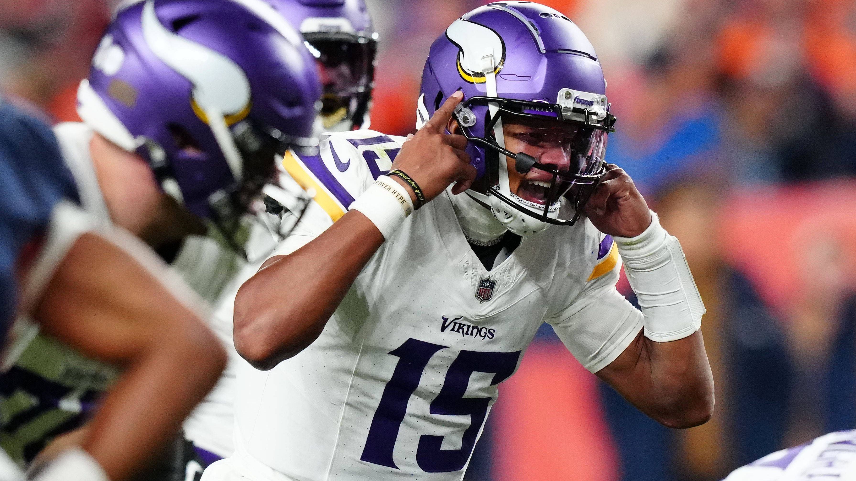 <strong>Minnesota Vikings</strong><br>• Division: NFC North (2nd)<br>• Bilanz: 6-5<br>• Platzierung im Playoff-Picture der NFC: 6<br><br>Trotz eines missglückten Saisonstarts, trotz Verletzungen von Kirk Cousins und Justin Jefferson und trotz zahlreicher Abgänge haben sich die Minnesota Vikings in dieser Saison auf einen Playoff-Platz gekämpft. Josh Dobbs avancierte in den letzten Wochen zum unerwarteten Heilsbringer. Allerdings bleibt abzuwarten, wie langfristig seine sehr improvisations- und lauflastige Spielweise funktionieren kann.&nbsp;